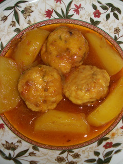 Una foto de Albóndigas de bonito en salsa al vino