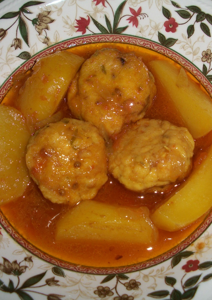 Una foto de Albóndigas de bonito en salsa al vino