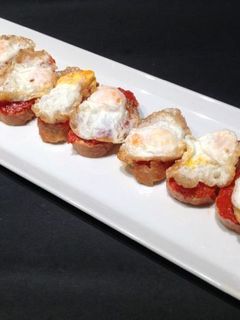 Una foto de Huevos de codorniz con sobrasada Montadito