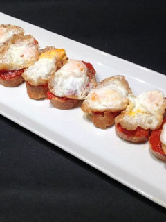Una foto de Huevos de codorniz con sobrasada Montadito