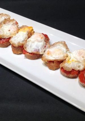 Una foto de Huevos de codorniz con sobrasada Montadito