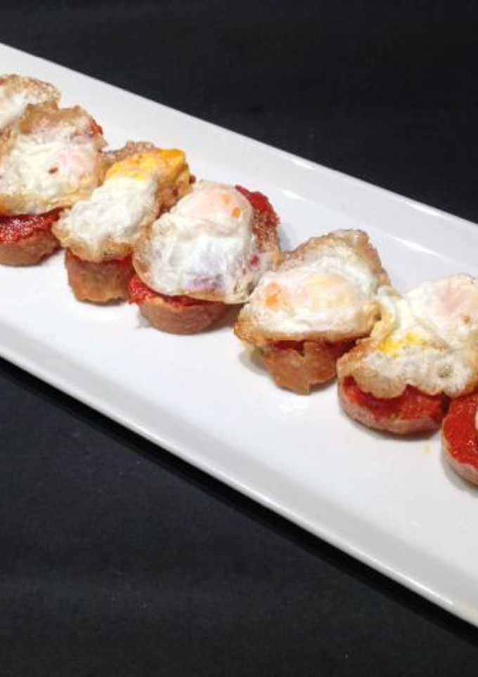 Una foto de Huevos de codorniz con sobrasada Montadito