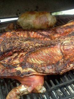 Una foto de Lechón asado navideño