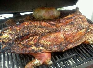 Una foto de Lechón asado navideño