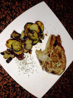 Una foto de Chuleta de cerdo con verduras al horno