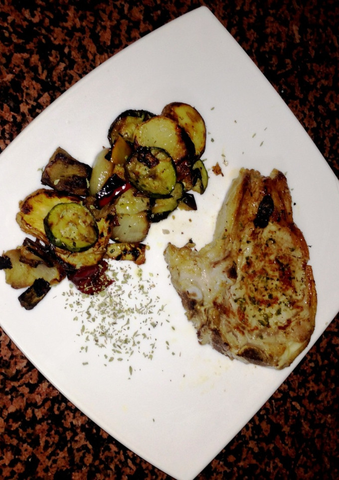 Una foto de Chuleta de cerdo con verduras al horno