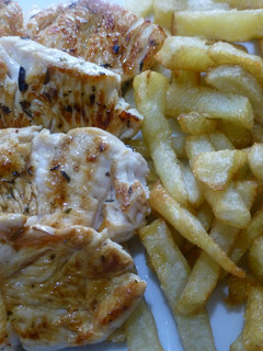 Una foto de Filetes de pavo con patatas fritas