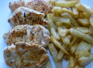 Una foto de Filetes de pavo con patatas fritas