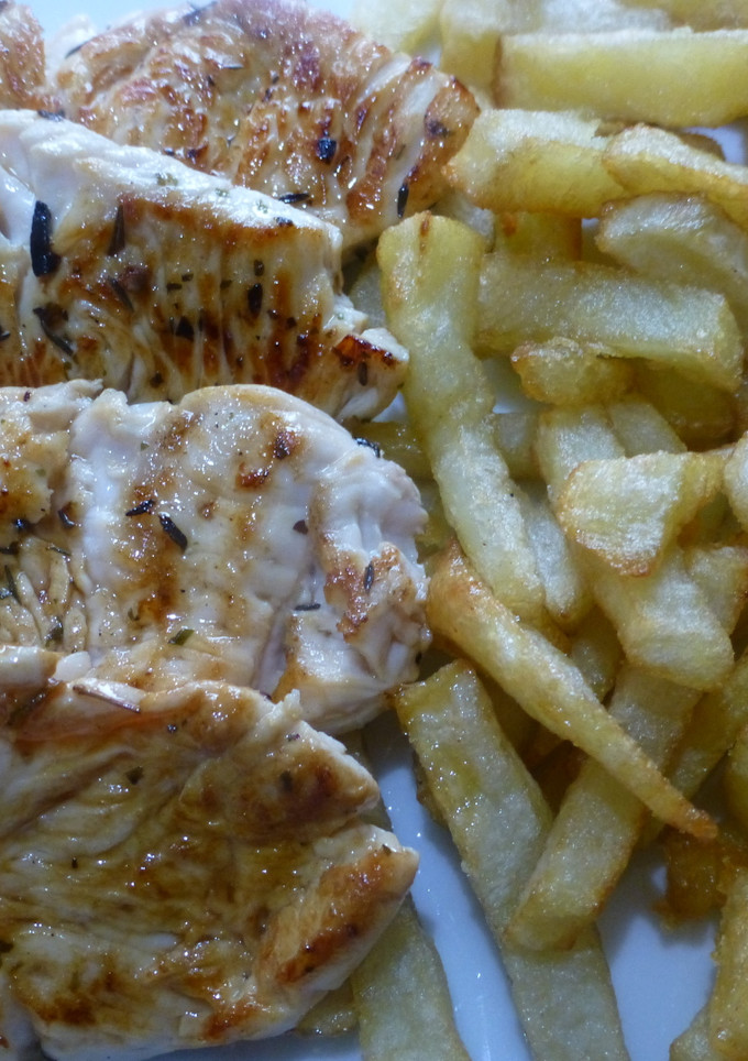 Una foto de Filetes de pavo con patatas fritas