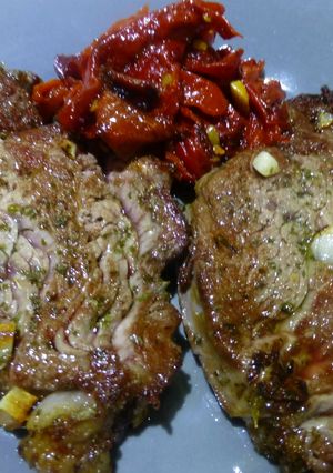 Una foto de Solomillo a las finas hierbas con pimientos del piquillo