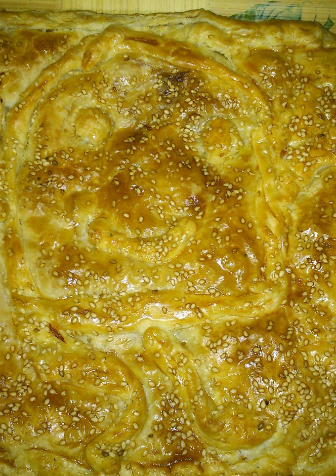 Una foto de Empanada de queso, jamón y sésamo