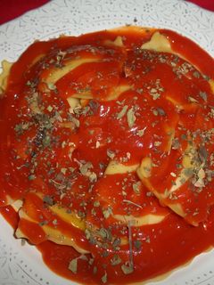 Una foto de Raviolis de queso con salsa de tomate al orégano