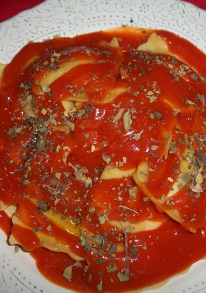 Una foto de Raviolis de queso con salsa de tomate al orégano