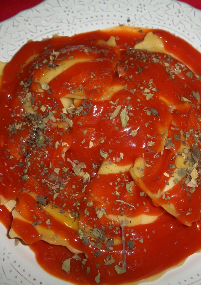 Una foto de Raviolis de queso con salsa de tomate al orégano