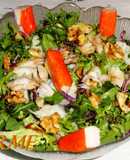 Ensalada con merluza y surimi para dieta