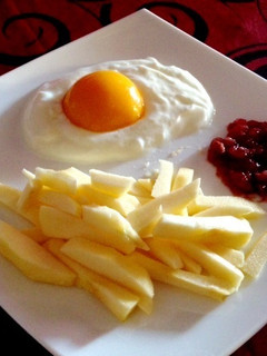 Una foto de Huevo frito y patatas de frutas para niños