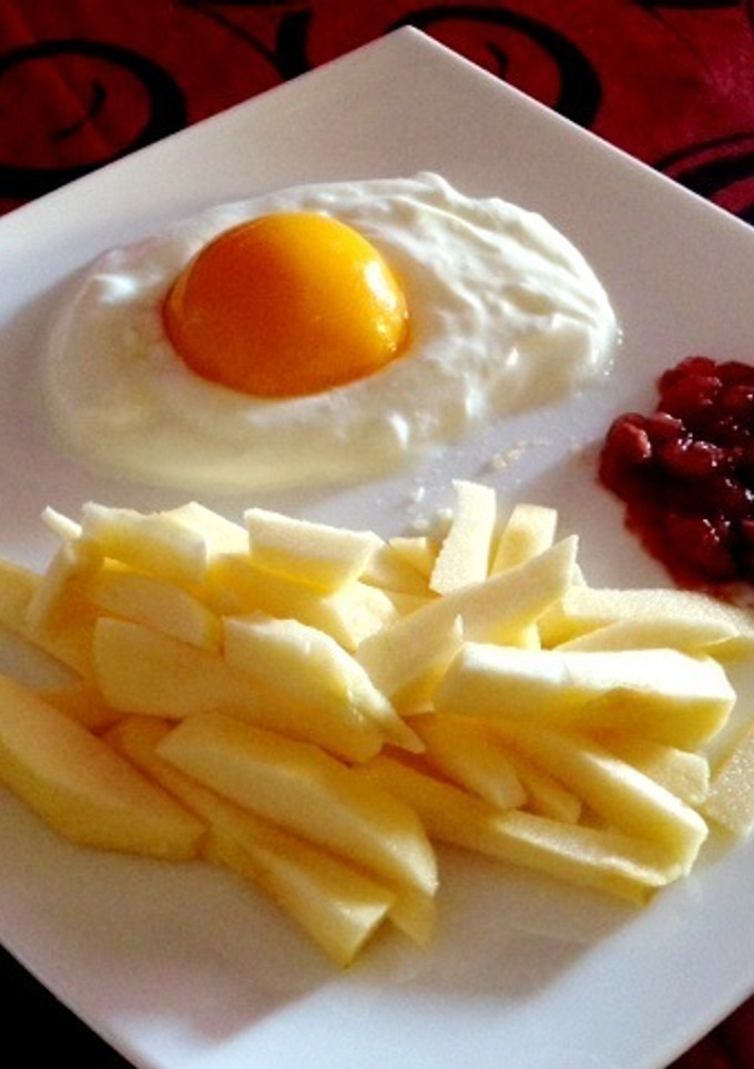 Una foto de Huevo frito y patatas de frutas para niños