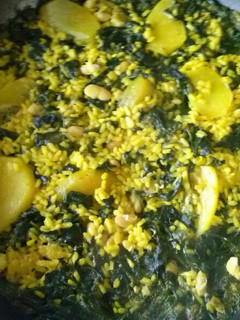 Una foto de Paella de espinacas y bacalao