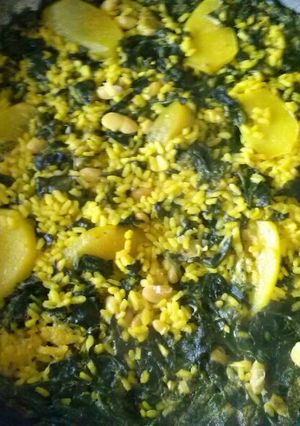 Una foto de Paella de espinacas y bacalao