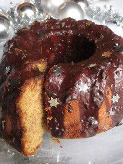 Una foto de Bizcocho de canela con salsa de chocolate negro