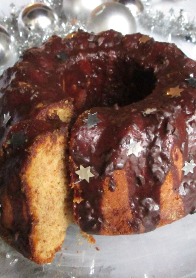 Una foto de Bizcocho de canela con salsa de chocolate negro
