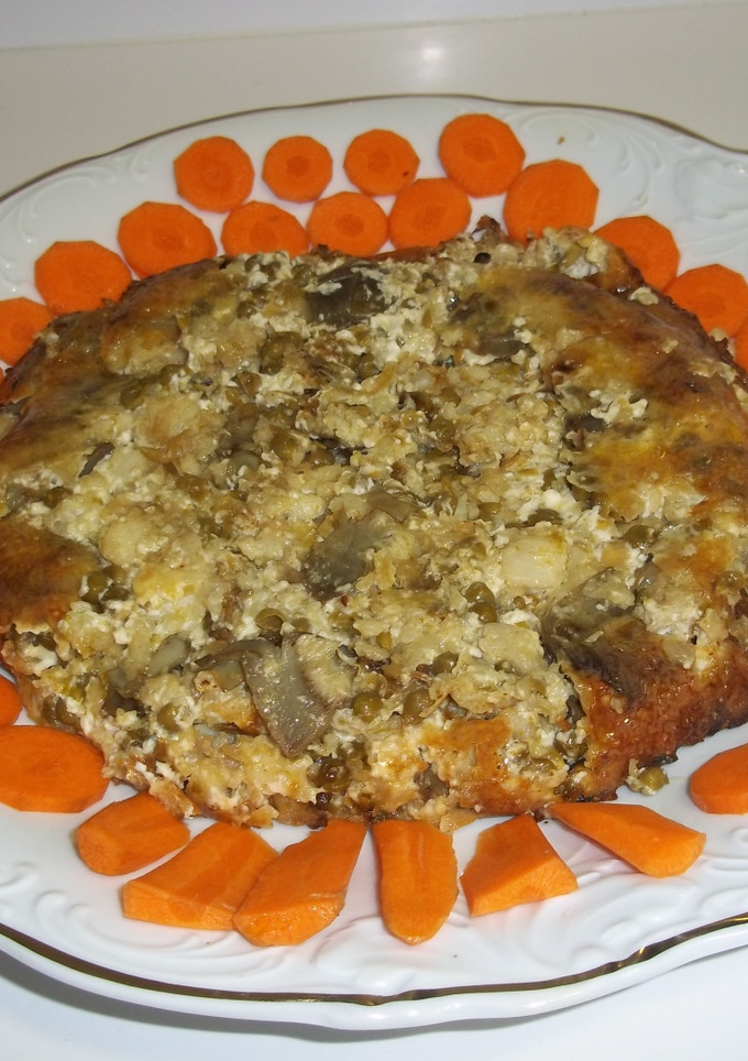 Una foto de Pastel de merluza, alcachofas y guisantes