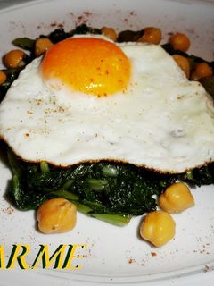 Una foto de Acelgas con garbanzos y huevo a la plancha