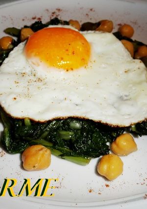 Una foto de Acelgas con garbanzos y huevo a la plancha