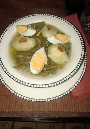 Una foto de Judías verde con patata, huevo y ajos fritos