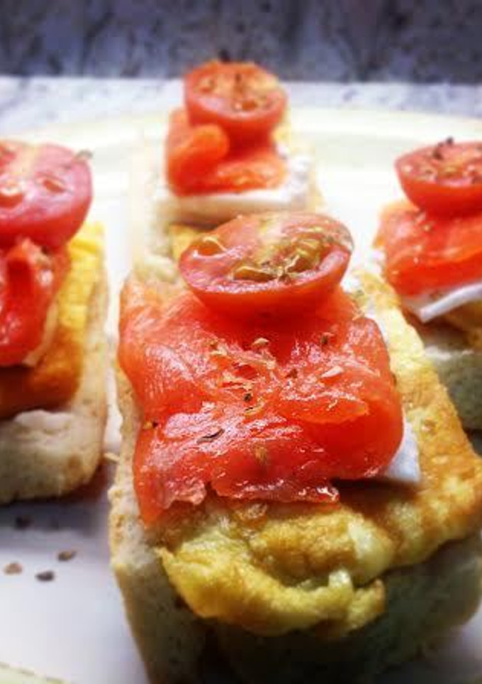 Una foto de Montadito de salmón y queso fresco