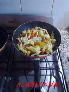Una foto de Vegetales mixtos salteados con pollo y risotto
