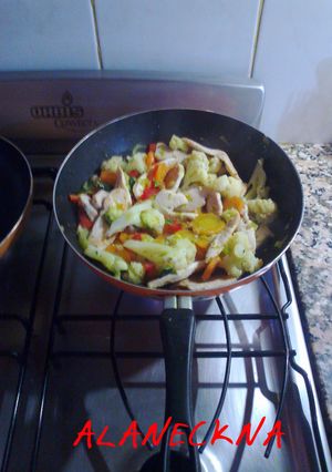 Una foto de Vegetales mixtos salteados con pollo y risotto