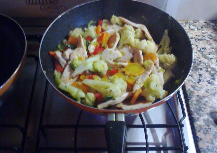 Vegetales mixtos salteados con pollo y risotto