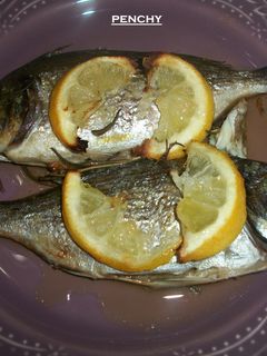 Una foto de Doradas del Mar Menor con limón y romero