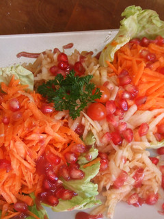 Una foto de Ensalada de zanahoria y manzana ralladas con vinagreta de frambuesas