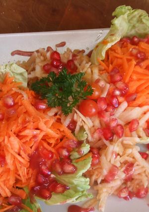 Una foto de Ensalada de zanahoria y manzana ralladas con vinagreta de frambuesas