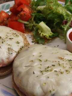 Una foto de Hamburguesas de ave con mozzarella