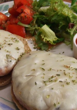 Una foto de Hamburguesas de ave con mozzarella
