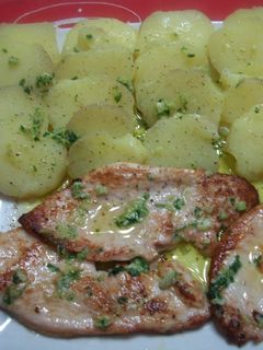 Una foto de Patatas con filetes de pavo en salsa verde