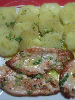 Una foto de Patatas con filetes de pavo en salsa verde