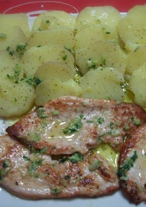 Una foto de Patatas con filetes de pavo en salsa verde