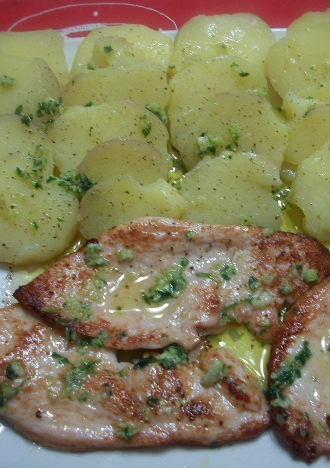 Una foto de Patatas con filetes de pavo en salsa verde