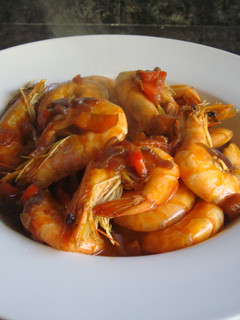 Una foto de Langostinos con pimientos rojos