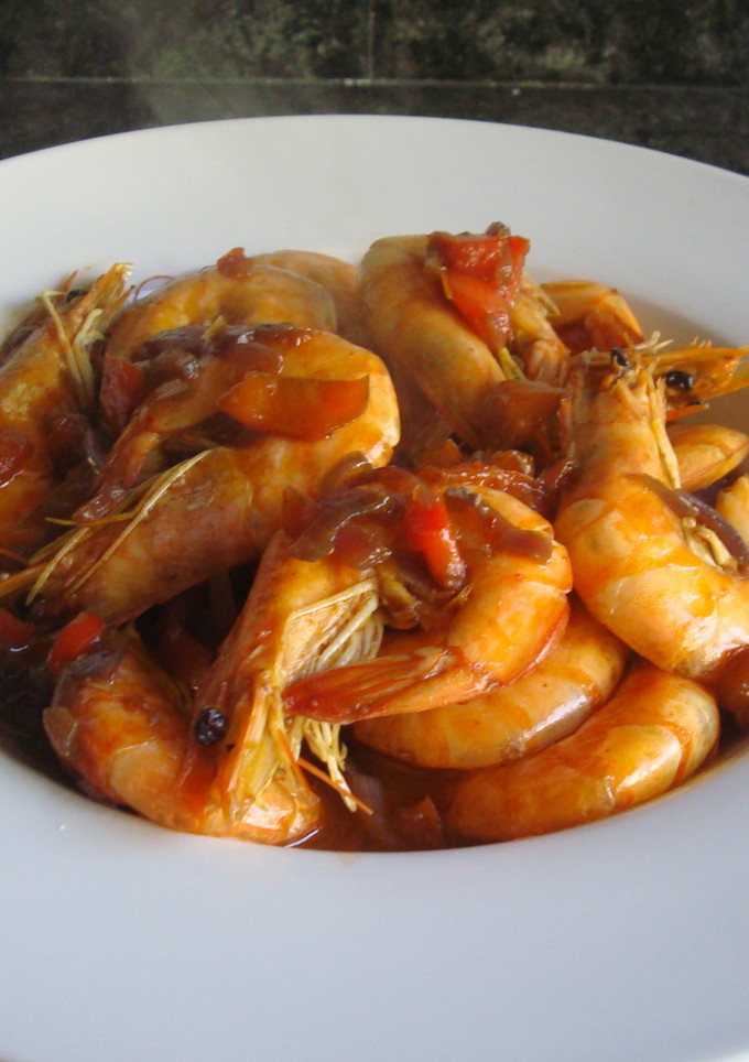 Una foto de Langostinos con pimientos rojos