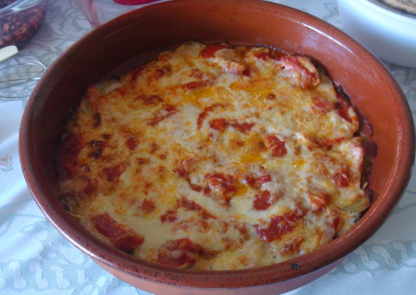 Cazuela de pechugas gratinadas con salsa de tomate