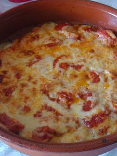 Una foto de Cazuela de pechugas gratinadas con salsa de tomate