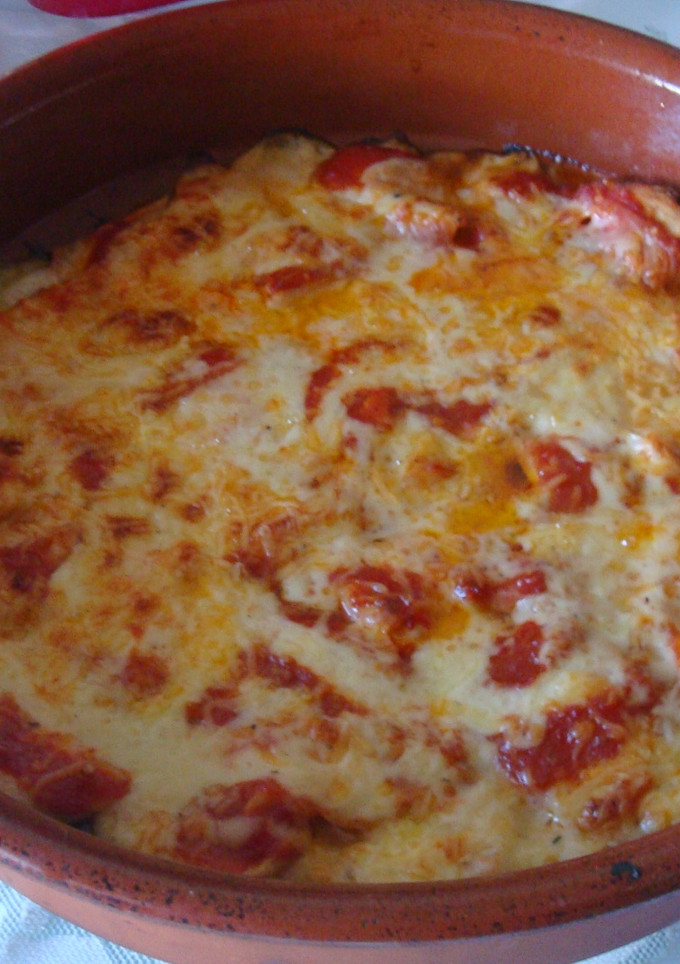 Una foto de Cazuela de pechugas gratinadas con salsa de tomate