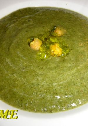 Una foto de Crema de verduras salteadas con garbanzos en gelatina