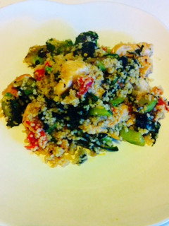 Una foto de Cous cous con verduras y pollo