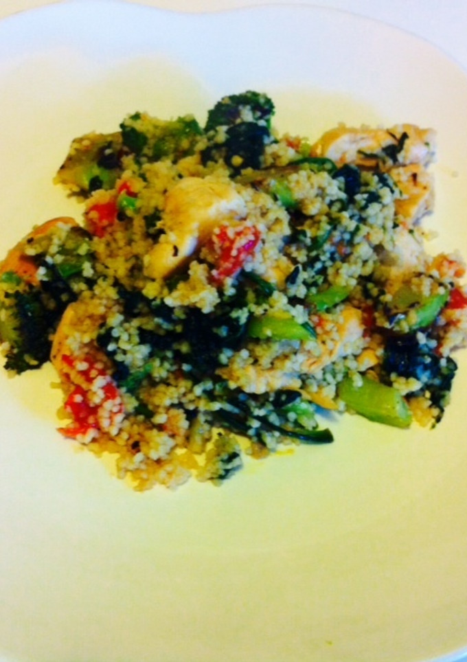 Una foto de Cous cous con verduras y pollo